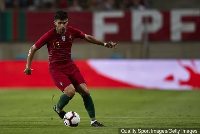 Egyes rajongók reagálnak a Wolves embere, Ruben Neves portugáliai kiállítására