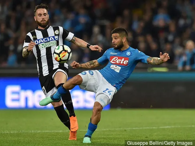 Francesco Zampano från Udinese Calcio och Lorenzo Insigne från SSC Napoli i aktion under Serie A-matchen mellan SSC Napoli och Udinese Calcio på Stadio San Paolo den 18 april 2018 i...' title='7 bästa korta fotbollsspelare under 5'6 tum