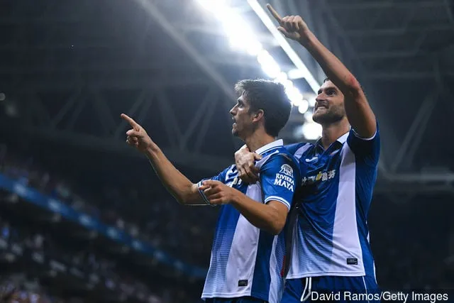 Gerard Moreno från RCD Espanyol firar med sin lagkamrat Pablo Piatti från RCD Espanyolefter att han gjorde ett otillåtet mål under La Liga-matchen mellan Espanyol och Levante på Cornella-El...' title='7 bästa korta fotbollsspelare under 5'6 tum