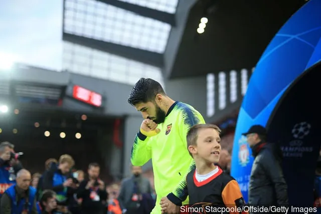 Луіс Суарэс з 'Барселоны' выходзіць з талісманам на матч-адказ у паўфінале Лігі чэмпіёнаў УЕФА паміж 'Ліверпулем' і ФК 'Барселона' на 'Энфілдзе' 7 мая 2019 года ў Ліверпулі...' title='7 лепшых форвардаў сусветнага футбола