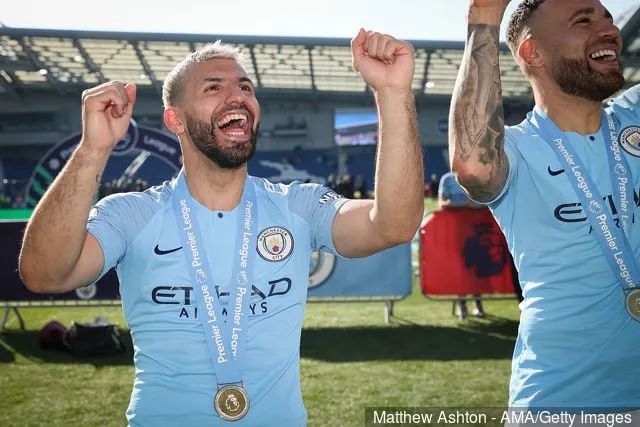 Серхіа Агуэра з 'Манчэстэр Сіці' святкуе тое, што стаў чэмпіёнам 2019 года пасля матчу Прэм'ер-лігі паміж 'Брайтанам'' title='7 лепшых форвардаў сусветнага футбола