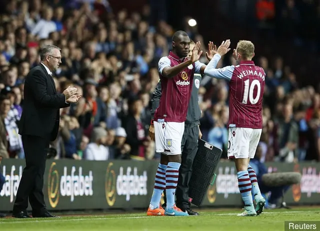 Aston Villa-manager Paul Lambert (L), da Andreas Weimann erstattes af Christian Benteke' title='Aston Villa XI, hvis de beholdt deres bedste spillere inklusive Young og Benteke