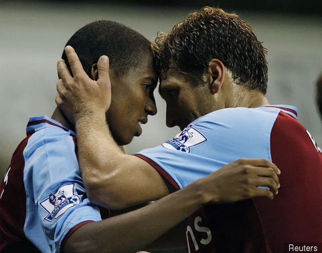 Ashley Young fejrer med Stiliyan Petrov' title='Aston Villa XI, hvis de beholdt deres bedste spillere inklusive Young og Benteke