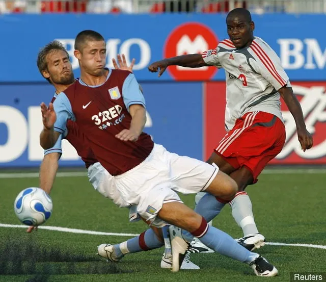 Billede leveret af Action Images *** Local Caption *** 2007-07-26T004842Z_01_JPM102_RTRIDSP_3_SOCCER.webp' title='Aston Villa XI, hvis de beholdt deres bedste spillere inklusive Young og Benteke