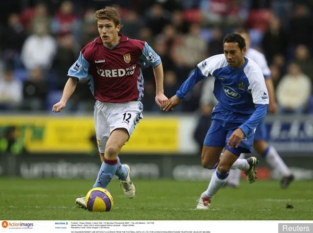 Steve Davis - Aston Villa i aktion mod Denny Landzaat - Wigan Athletic' title='Aston Villa XI, hvis de beholdt deres bedste spillere inklusive Young og Benteke