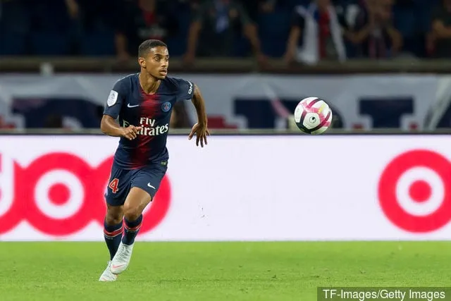 2018年8月12日、フランス・パリのパルク・デ・プランスで行われたリーグ・アンのパリ・サンジェルマン対SMカーンの試合でボールをコントロールするパリ・サンジェルマンのコリン・ダグバ。' title='レポート：セルティックはPSGのフルバック、コリン・ダグバとの契約に失敗