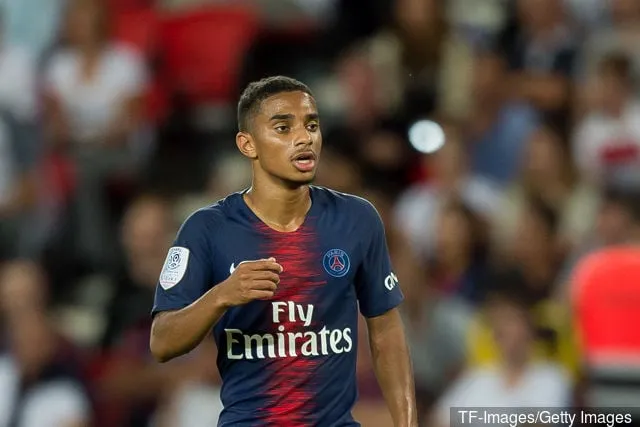 2018年8月12日、フランス・パリのパルク・デ・プランスで行われたリーグ・アンのパリ・サンジェルマン対SMカーンの試合を観戦するパリ・サンジェルマンのコリン・ダグバ。' title='レポート：セルティックはPSGのフルバック、コリン・ダグバとの契約に失敗