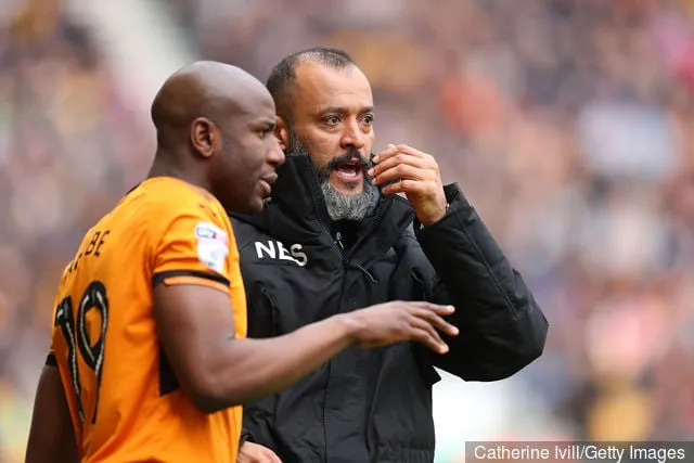 Nuno Espirito Santo-manager van Wolverhampton Wanderers met Benik Afobe van Wolverhampton Wanderers tijdens de Sky Bet Championship-wedstrijd tussen Wolverhampton Wanderers en Birmingham City...' title='Moeten Wolves overwegen om Celtic-aanvaller Leigh Griffiths opnieuw te contracteren?