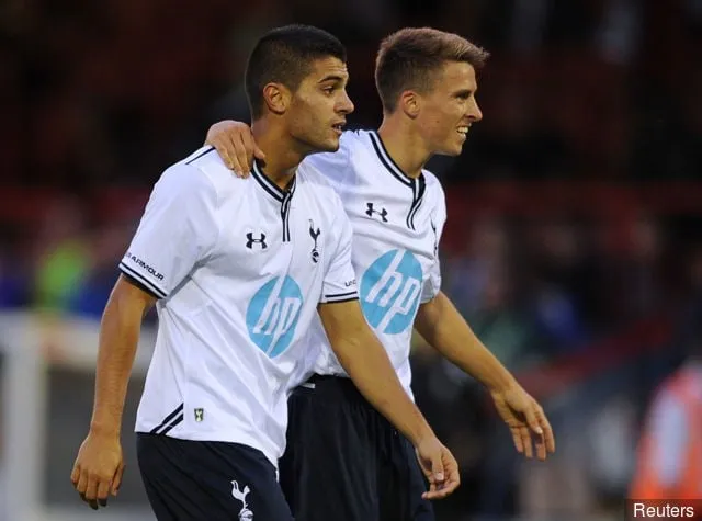 야고 팔케(Yago Falque)가 토트넘 득점 후 톰 캐롤(Tom Carroll)과 함께 기뻐하고 있다.' title='전 토트넘 선수 이아고 팔케가 이탈리아에서 인상적인 모습을 보이고 있다.