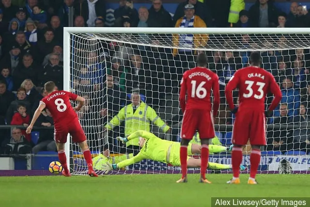 2017年11月5日、イングランド・リバプールのグディソン・パークで行われたプレミアリーグのエヴァートン対ワトフォードの試合で、エヴァートンのジョーダン・ピックフォードがワトフォードのトム・クレバリーからセーブを記録した。' title='エバートンの夏の契約選手の評価 – ジョーダン・ピックフォード