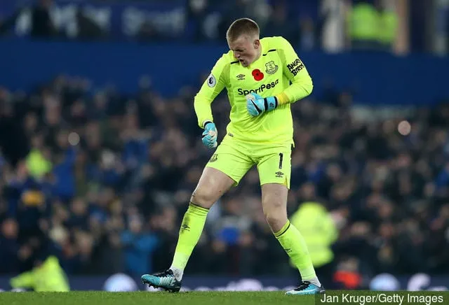 2017年11月5日、イングランド・リバプールのグディソン・パークで行われたプレミアリーグのエバートン対ワトフォードの試合で祝うエバートンのジョーダン・ピックフォード。' title='エバートンの夏の契約選手の評価 – ジョーダン・ピックフォード