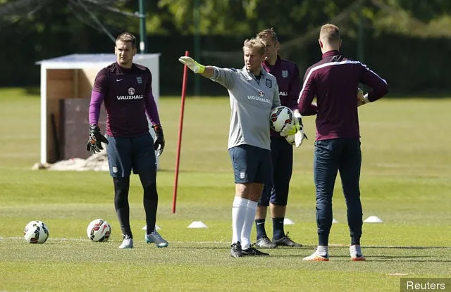 Englands målmandstræner Dave Watson taler med Tom Heaton Robert Green og Joe Hart under træningen' title='Rapport: Dave Watson følger næppe Koeman til Everton Sammy Lees planer afsløret
