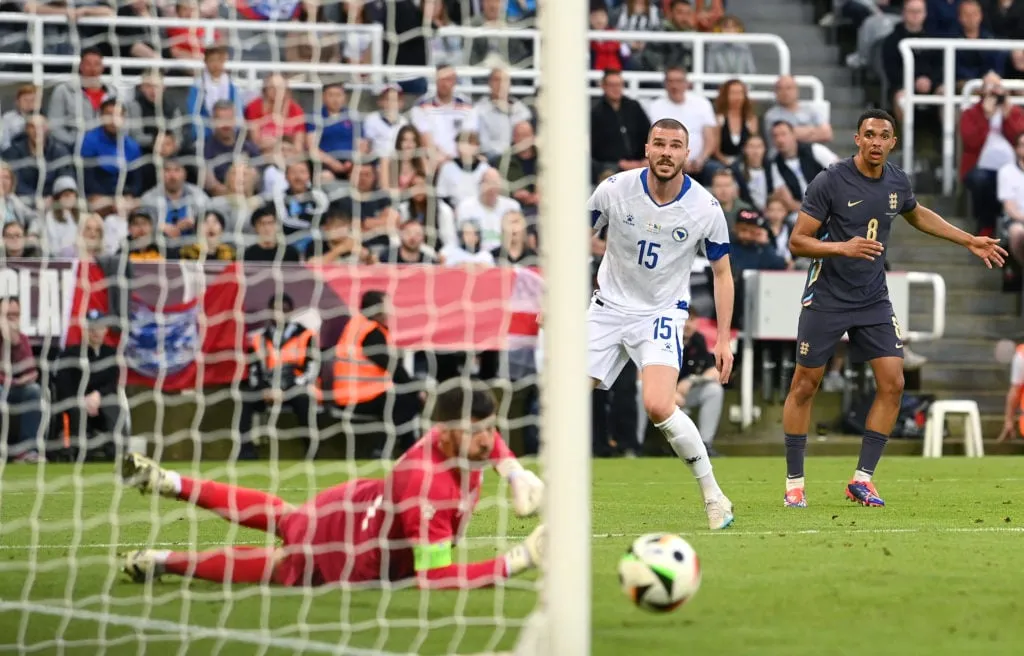 Trent Alexander-Arnold skickade ett brutalt besked trots mål för England mot Bosnien