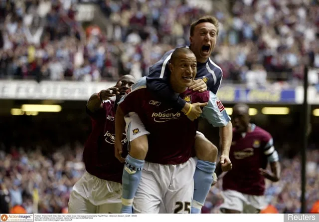 West Ham' title='Bobby Zamora beviser at han alltid har vært en hammer i hjertet med Twitter-innlegg