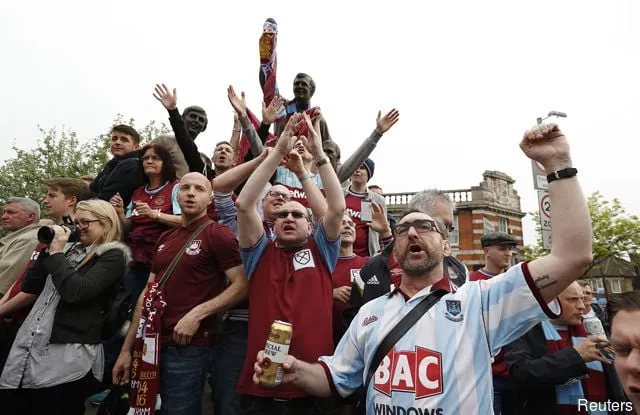 Tifosi del West Ham sotto la statua di Bobby Moore prima della partita' title='I 15 migliori concept kit del West Ham mentre Umbro prepara una nuova uscita quest'estate