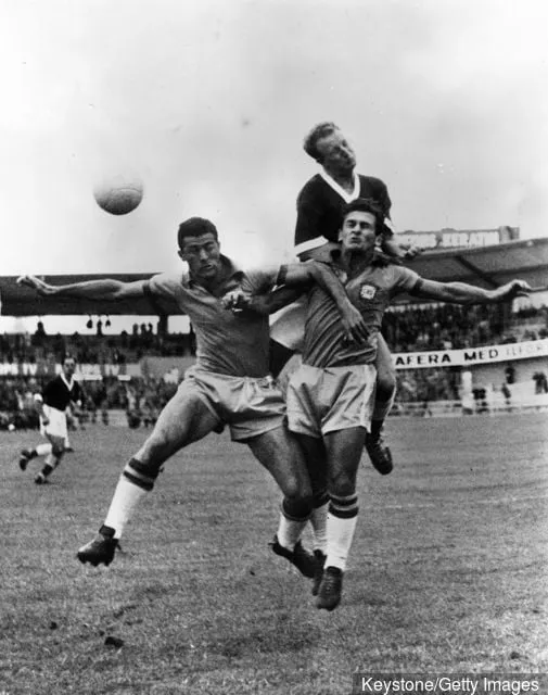 21. juni 1958: Ivor Allchurch of Wales hopper efter bolden mod Hideraldo Bellini og Nilton De Sordi fra Brasilien under deres VM-kvartfinalekamp i Gøteborg.' title='7 Bedste Dark Horses i World Cup-historien