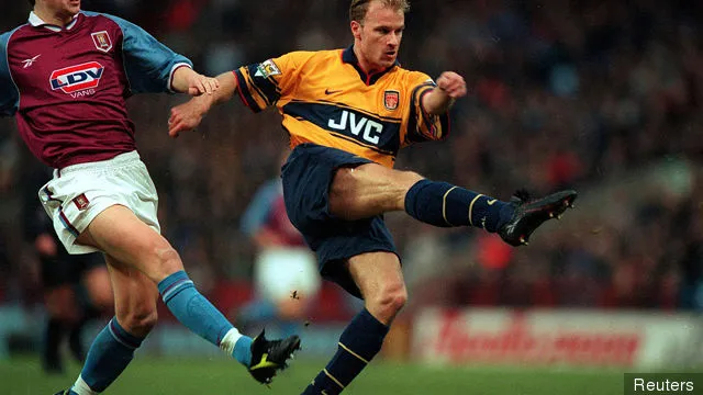 Bergkamp kontra Aston Villa – 1998' title='Az Arsenal legjobb XI a Premier League-korszakában