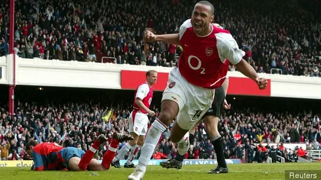 Thierry Henry ünnepli a 2004-es Liverpool elleni gólt' title='Az Arsenal legjobb XI a Premier League-korszakában