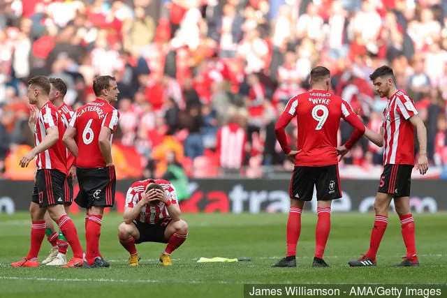 Csalódott Sunderland-játékosok, miután elveszítették a Checkatrade Trophy döntőjét a Sunderland AFC és a Portsmouth FC közötti Checkatrade Trophy döntőjében a Wembley Stadionban 2019. március 31-én...' title='Jimmy Walker reagál a Sunderland vereségére a Checkatrade Trophy döntőjében