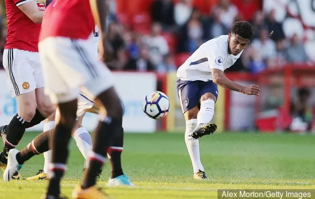 Marcus Edwards, a Tottenham megszerezte első gólját a Premier League 2. mérkőzésen a Tottenham Hotspur és a Manchester United között a Lamex Stadionban 2017. augusztus 25-én Stevenage-ban...' title='A Tottenham Hotspur azt kockáztatja, hogy elveszíti „Messi” és „Maradona” csapatát