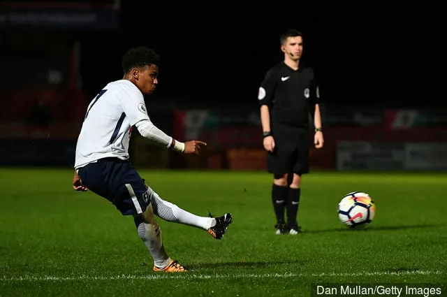 Marcus Edwards, a Tottenham Hotspur játékosa szabadrúgásból lőtt a Premier League 2 Tottenham Hotspur–Swansea City mérkőzésén a Lamex Stadionban 2017. szeptember 18-án...' title='A Tottenham Hotspur azt kockáztatja, hogy elveszíti „Messi” és „Maradona” csapatát
