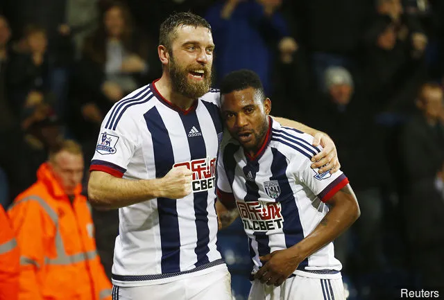 Стэфан Сесеньон святкуе забіванне першага гола за 'Вест Бромвіч' з Рыкі Ламбертам' title='Зварот Бернлі да былога чалавека Вест Бромвіча Сесеньёна