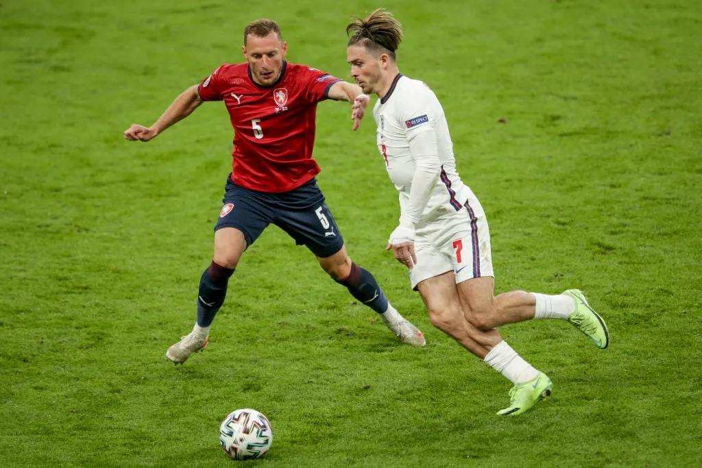 « Embarrassant » : Lee Hendrie mécontent de l’appel du joueur d’Aston Villa hier soir