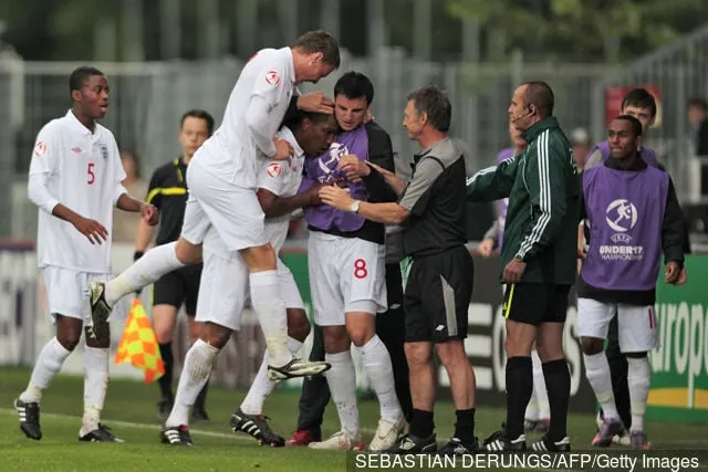 Spillere fra det engelske under 17 fodboldhold reagerer efter det første mål mod Spanien under deres UEFA Euro 2010 U17 fodbold mesterskabsfinale i Vaduz den 30. maj 2010. England vandt...' title='Englands 2010 europæiske under-17 mestre: Hvor er de nu?