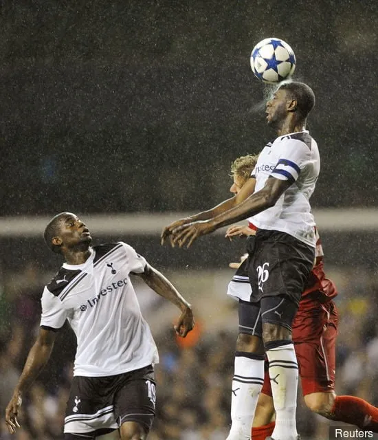 Ledley King - Tottenham Hotspur (R) pelissä FC Twenteä vastaan' title='Ledley King ja viisi hänen kaikkien aikojen parasta hetkeä Spurs-paidassa