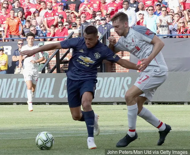 Alcuni tifosi del Liverpool reagiscono alla prestazione pre-campionato di Nat Phillips