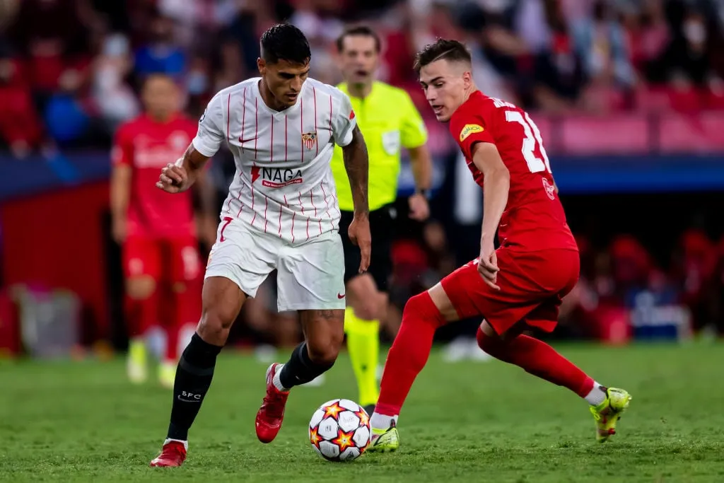 SEVILLE SPANIA - 14. SEPTEMBER: (BILD OUT) Erik Lamela fra Sevilla FC og Luka Sucic fra RB Salzburg kjemper om ballen under UEFA Champions League gruppe G-kampen mellom Sevilla FC og RB Salzburg på Estadio Ramon Sanchez Pizjuan 14. september 2021 i Sevilla, Spania. (Foto av Javier Montano/DeFodi Images via Getty Images)' title='Erik Lamela produserer utrolige ferdigheter Tottenham-legenden berømmer ham