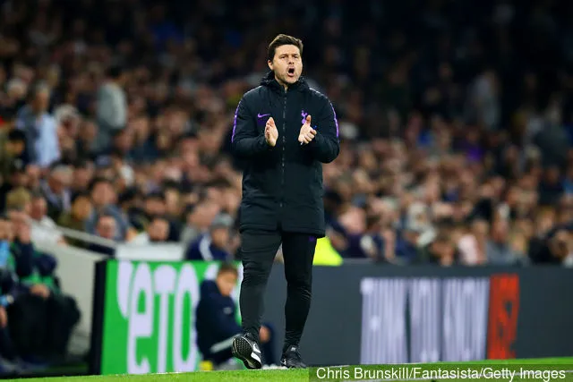 Il manager del Tottenham Hotspur Mauricio Pochettino esulta la sua squadra dai margini durante la partita della Premier League tra Tottenham Hotspur e Brighton' title='Mauricio Pochettino insiste di voler vincere trofei con il Tottenham Hotspur