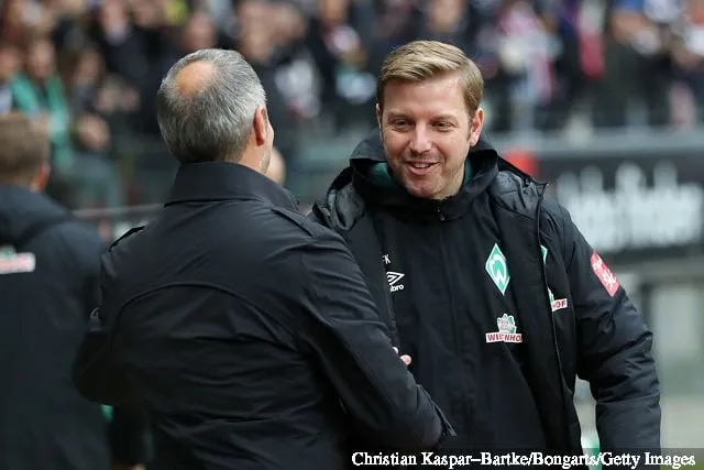 아인트라흐트 프랑크푸르트의 아디 후터 감독이 아인트라흐트 프랑크푸르트와 SV 베르더 브레멘의 분데스리가 경기에 앞서 SV 베르더 브레멘의 플로리안 코펠트 감독과 인사하고 있다.' title='40세 미만 최고의 축구 감독 7인