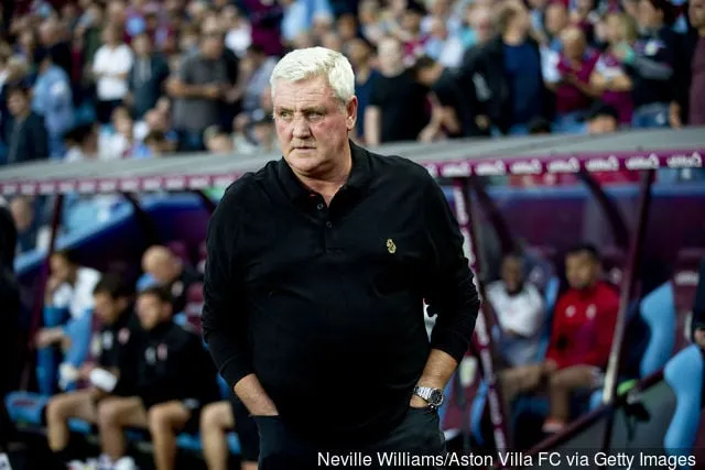 Steve Bruce manager for Aston Villa under Sky Bet Championship-kampen mellom Aston Villa og Brentford på Villa Park 22. august 2018 i Birmingham, England.' title='Aston Villa-fansen reagerer på Twitter på Steve Bruces sinte kommentarer