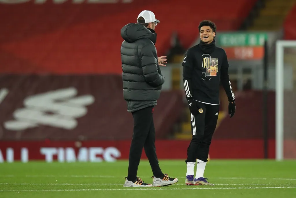 LIVERPOOL ANGLETERRE - 06 DÉCEMBRE : Jurgen Klopp, le manager/entraîneur-chef de Liverpool, parle à Ki-Jana Hoever de Wolverhampton Wanderers lors du match de Premier League entre Liverpool et Wolverhampton Wanderers à Anfield le 6 2020 décembre à Liverpool au Royaume-Uni. Un nombre limité de supporters (2 000) sont accueillis dans les stades pour assister au football d'élite à travers l'Angleterre. Cela faisait suite à l'assouplissement des restrictions imposées aux spectateurs dans les zones des niveaux un et deux uniquement. (Photo de Robbie Jay Barratt – AMA/Getty Images)' title='Ki-Jana Hoever partage la raison « difficile » pour laquelle il a quitté Liverpool pour les Wolves