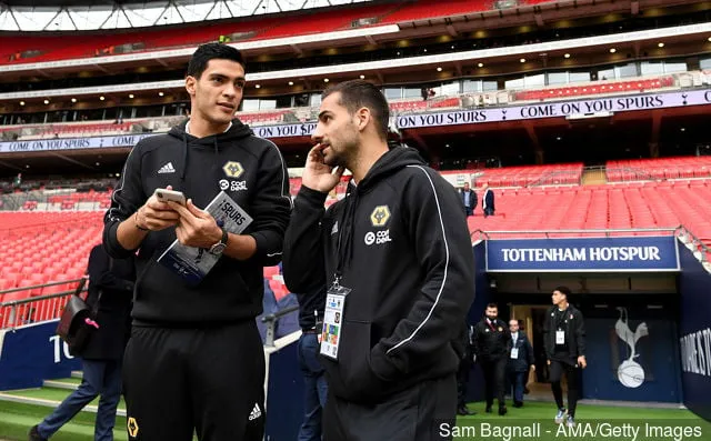 Raúl Jiménez de Wolverhampton Wanderers y Jonny Castro Otto de Wolverhampton Wanderers antes del partido de Premier League entre Tottenham Hotspur y Wolverhampton Wanderers en Wembley...' title='El as de Wolverhampton Wanderers, Jonny Otto, envía una respuesta de tres palabras en Twitter al emotivo tweet de Raúl Jiménez