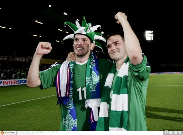 David Healy ja Stuart Elliott - Pohjois-Irlanti juhlii voittoa' title='Kaikkien aikojen paras Pohjois-Irlannin joukkue