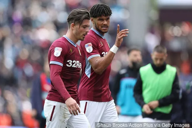 11. Mai 2019 Villa Park Birmingham England; EFL Championship Football Playoffs Halbfinale Hinspiel Aston Villa gegen West Bromwich Albion; Tyrone Mings von Aston Villa spricht mit Jack...' title='John McGinn kommentiert Tyrone Mings von Aston Villa