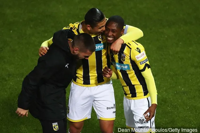 Zhang Yuning och Kelvin Leerdam från Vitesse Arnhem firar segern med lagkamrater efter den holländska KNVB-cupens semifinalmatch mellan Sparta Rotterdam och Vitesse Arnhem som hölls på Het...' title='Yuning Zhang kan vara på väg tillbaka till West Brom tidigare än väntat