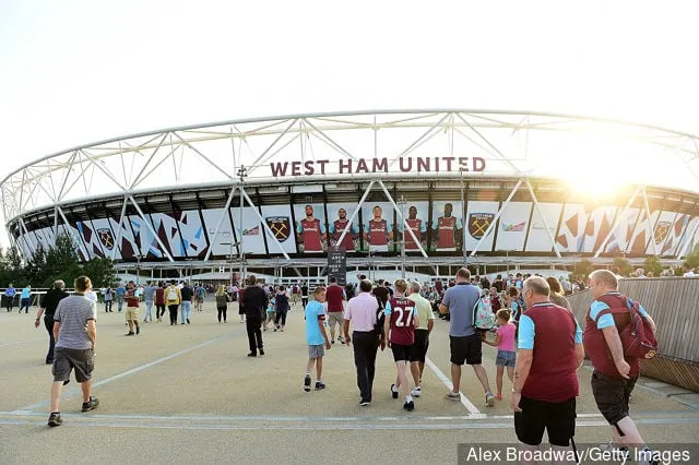 Fans begeven zich naar het stadion voorafgaand aan de UEFA Europa League-wedstrijd tussen West Ham United en FC Astra Giurgiu in het Olympisch Stadion op 27 augustus 2016 in Londen, Engeland.' title='West Ham-fans reageren op de capaciteitsverhoging van het London Stadium