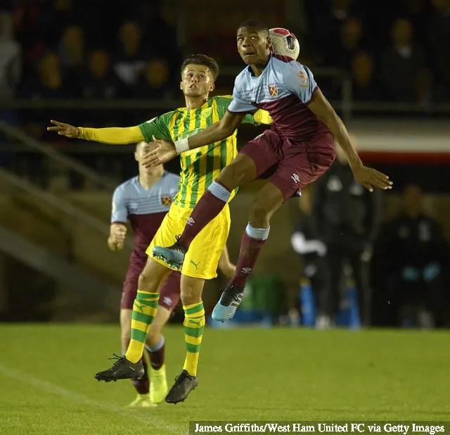 West Ham Unitedin Jamal Baptiste taistelussa West Bromwich Albionin Jamie Soulen kanssa Valioliiga 2 -ottelussa West Ham United U23:n ja West Bromwich Albion U23:n välillä Chigwellissä...' title='West Hamin nuori Jamal Baptiste kehuu valmentaja Halajkolta