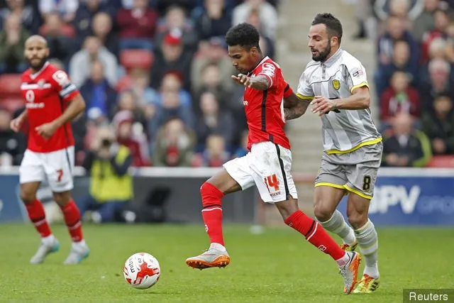 Burton Albion의 Robbie Weir와 함께 활동 중인 Walsall의 Rico Henry(왼쪽)' title='브렌트포드, 월솔의 리코 헨리 영입 협상 중