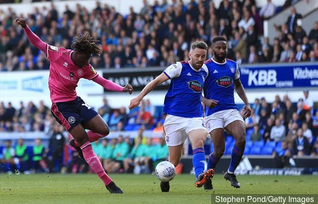 Eberechi Eze van Queens Park Rangers schiet op doel tijdens de Sky Bet Championship-wedstrijd tussen Ipswich Town en Queens Park Rangers in het Portman Road-stadion op 20 oktober 2018 in Ipswich...' title='QPR-fans reageren op de vertoning van Eberechi Eze tegen Middlesbrough