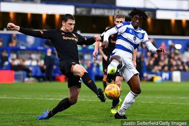 Tommy Elphick van Hull City ontslaat Eberechi Eze van Queens Park Rangers tijdens de Sky Bet Championship-wedstrijd tussen Queens Park Rangers en Hull City op Loftus Road op 1 december...' title='QPR-fans reageren op de vertoning van Eberechi Eze tegen Middlesbrough