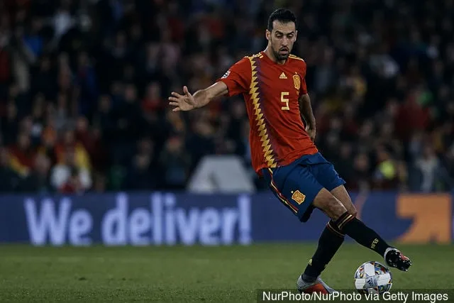 Espanjalainen Sergio Busquets pelissä UEFA Nations Leaguen A-lohkon neljän ottelun aikana Espanjan ja Englannin välillä Benito Villamarinissa 15. lokakuuta 2018 Sevillassa Espanjassa' title='Video: Pep Guardiola muutti 7 pelaajaa