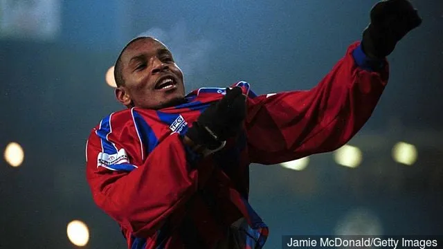 17 gennaio 2001: Clinton Morrison del Palace festeggia il gol di apertura durante la partita tra Crystal Palace e Sunderland nel replay del terzo turno della Axa Sponsored FA Cup a...' title='Clinton Morrison invia un messaggio su Twitter prima dello scontro di Crystal Palace a Brighton