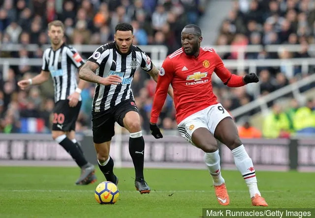 Jamaal Lascelles von Newcastle United fordert Romelu Lukaku von Manchester United während des Premier-League-Spiels zwischen Newcastle United und Manchester United im St. James Stadium um den Ball.' title='Fans bezeichnen Paul Dummett als Newcastles am meisten unterschätzten Spieler dieser Saison