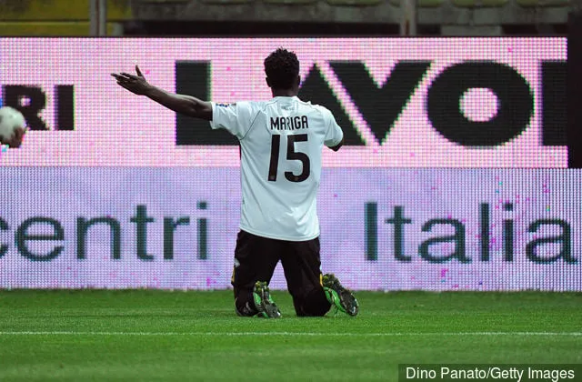 A pármai McDonald Mariga ünnepel, miután megszerezte nyitógólját a Parma FC–SS Lazio Serie A-mérkőzésen a Stadio Ennio Tardiniben 2012. március 31-én, Olaszországban.' title='Az Inter Milan 7 játékosa a 2010-es Bajnokok Ligája döntőjére: hol vannak most?