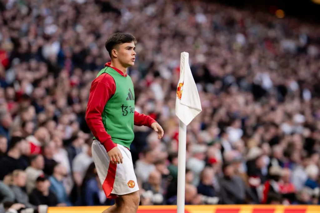 Manchester United FC – Manchester City FC – Premier League' title='Ki az a Harry Amass? Ismerje meg a Manchester United 18 éves védőjét, aki Ruben Amorim irányítása alatt a szélső védő szerepébe lép.