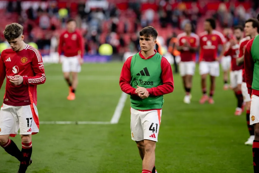 Ki az a Harry Amass? Ismerje meg a Manchester United 18 éves védőjét, aki Ruben Amorim irányítása alatt a szélső védő szerepébe lép.